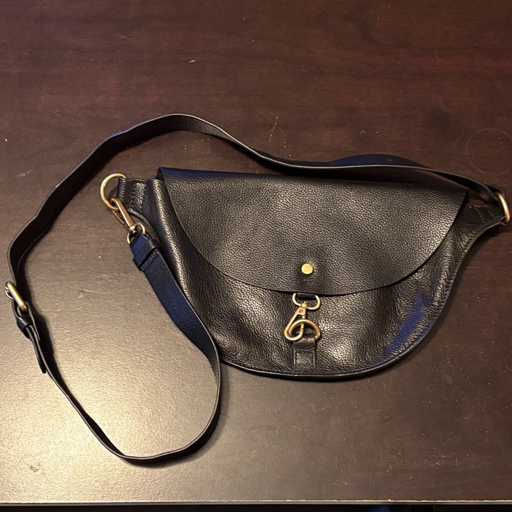 Elegant Black Leather Banana Republic Crossbody Bag